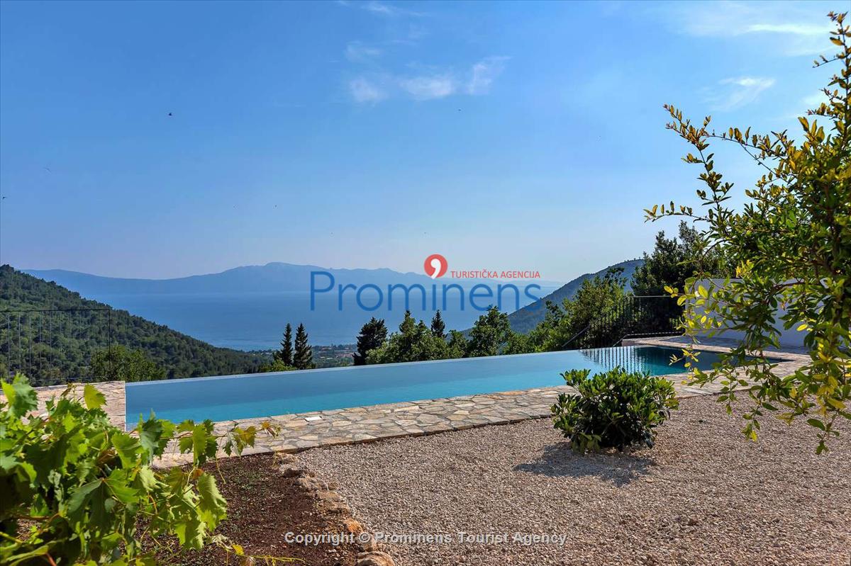 Holiday home Kairos w/ heated pool Zaostrog