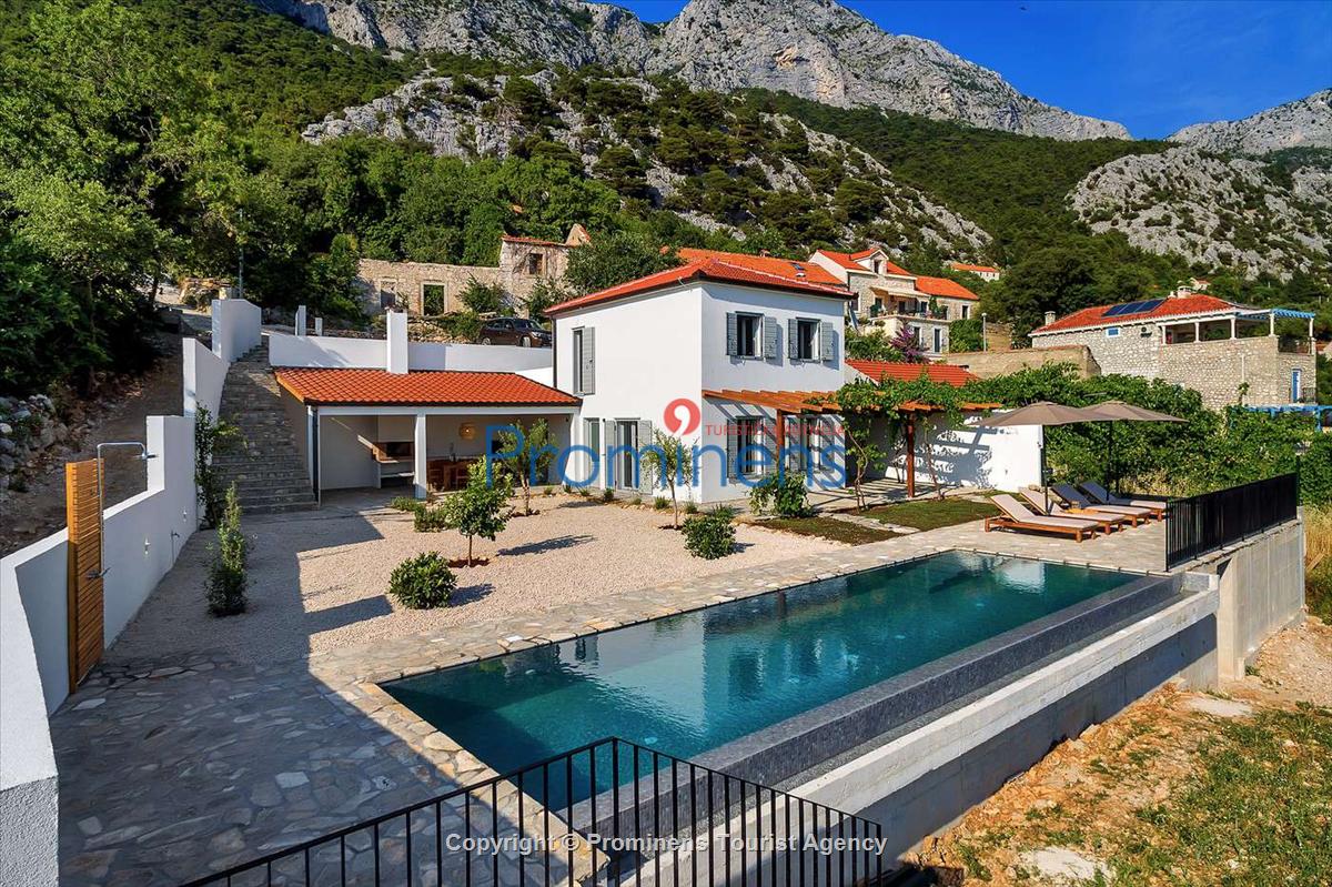 Holiday home Kairos w/ heated pool Zaostrog