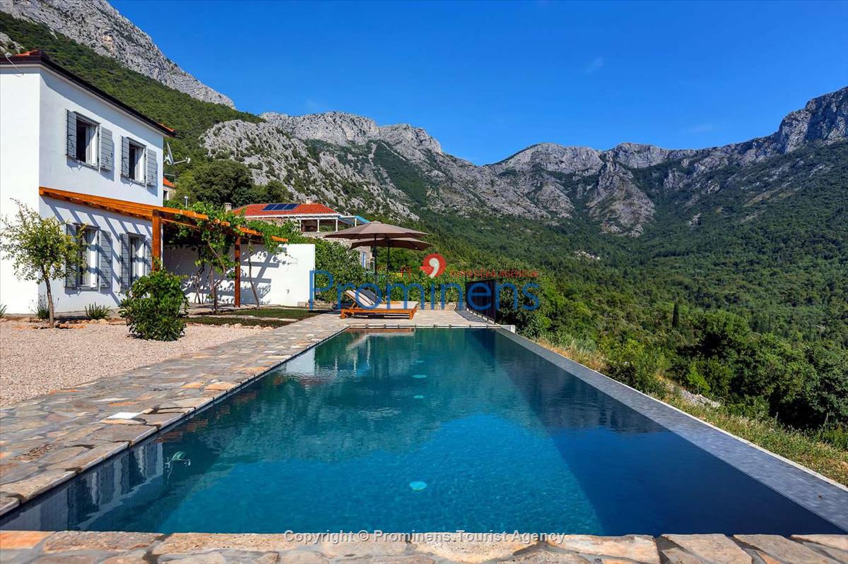 Holiday home Kairos w/ heated pool Zaostrog