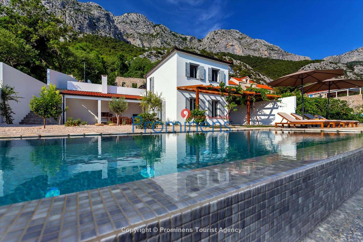 Holiday home Kairos w/ heated pool Zaostrog