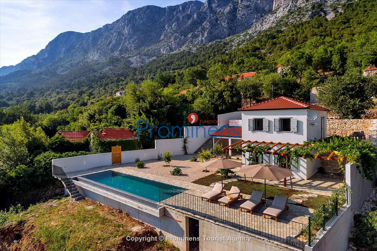 Holiday home Kairos w/ heated pool Zaostrog