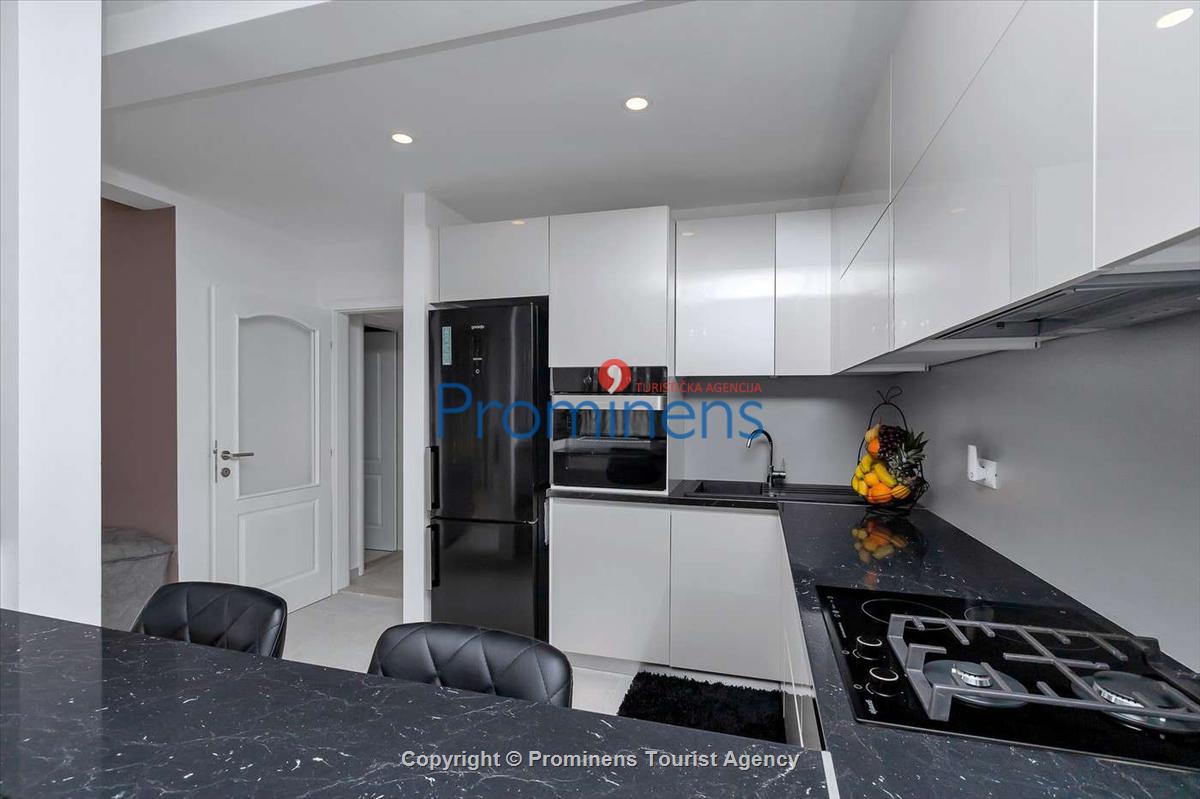 Ferienwohnung Nino in Makarska mit Meerblick - Modernes Apartment mit zwei Schlafzimmern