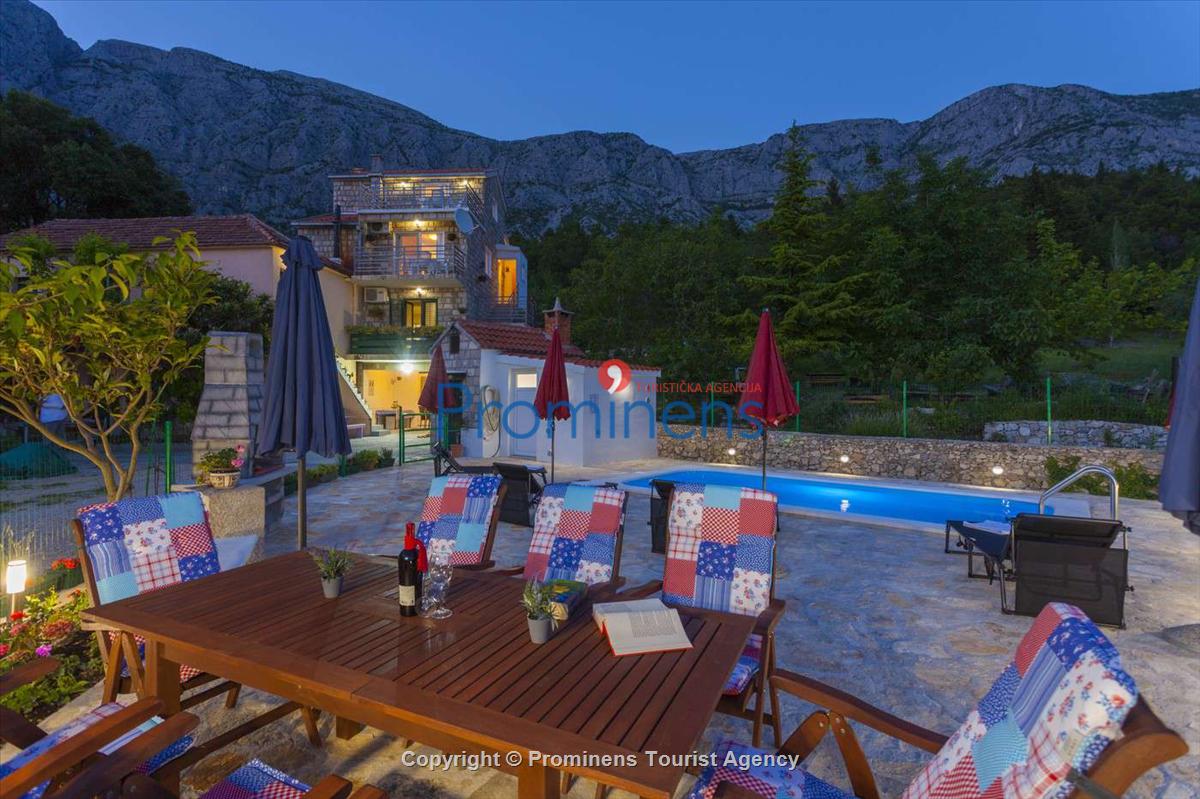 Ferienhaus Ljubini dvori mit Pool in Tučepi Makarska Riviera mieten