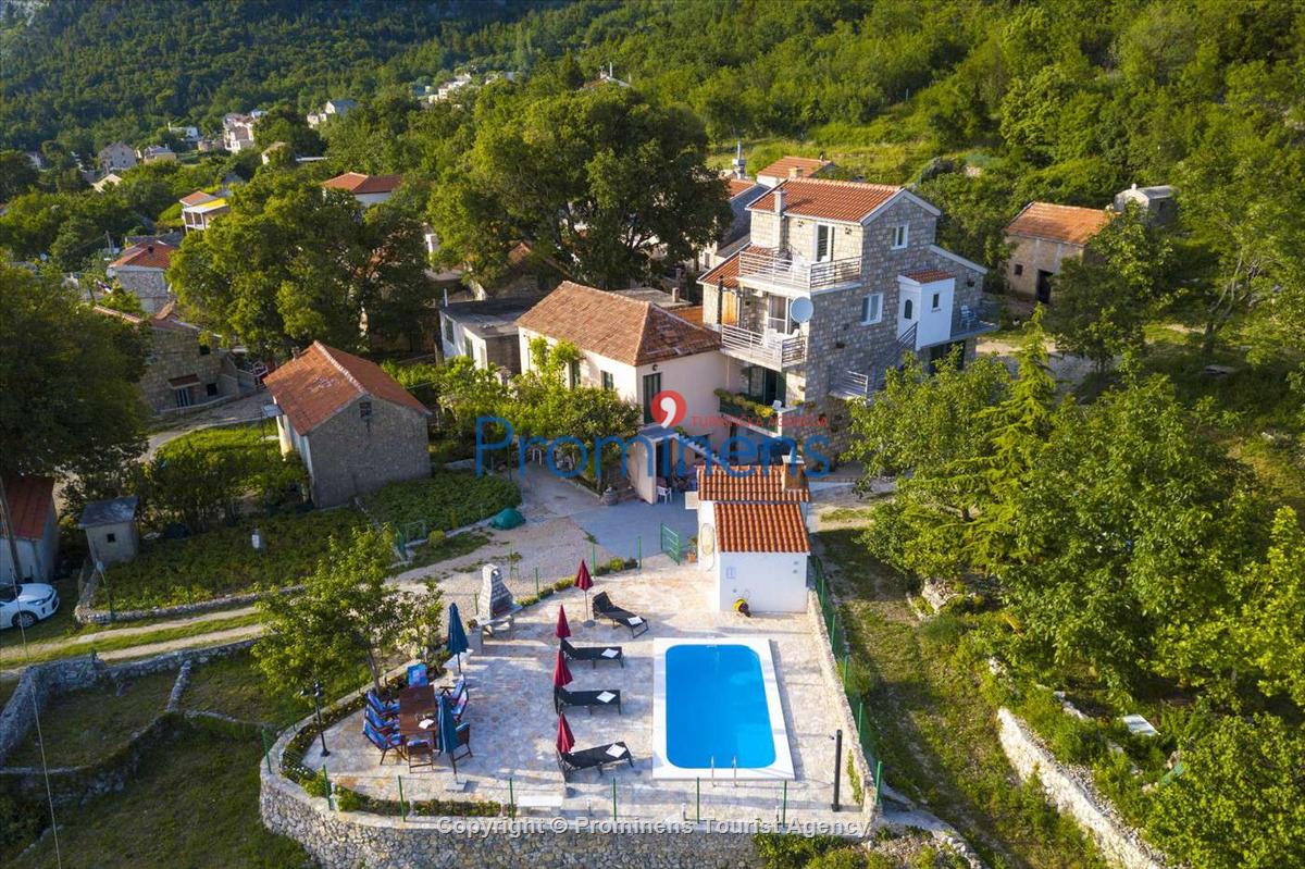 Ferienhaus Ljubini dvori mit Pool in Tučepi Makarska Riviera mieten