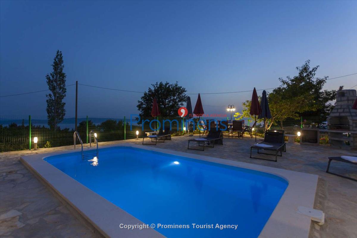 Ferienhaus Ljubini dvori mit Pool in Tučepi Makarska Riviera mieten