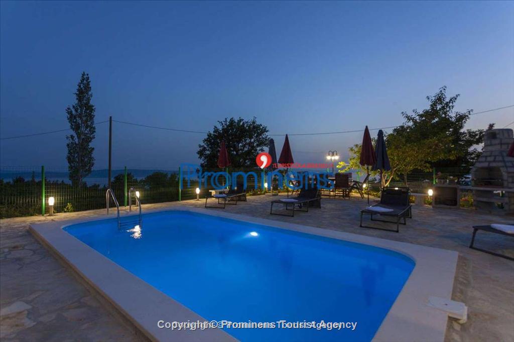 Ferienhaus Ljubini dvori mit Pool in Tučepi Makarska Riviera mieten