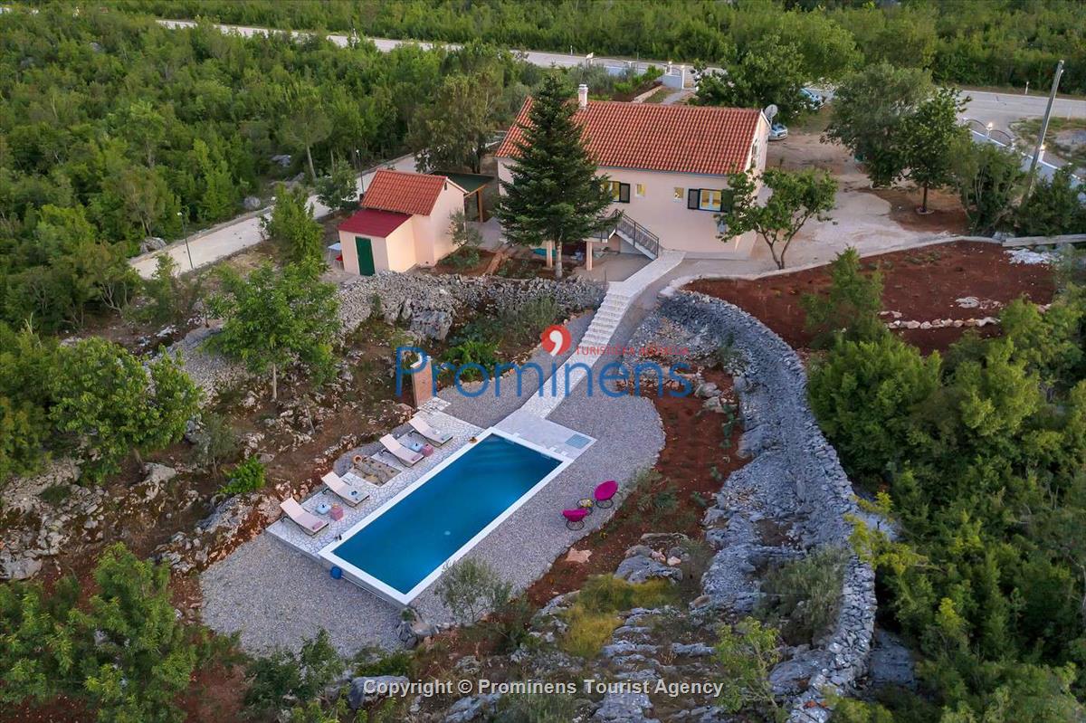 Entspannen Sie in der Ferienvilla Danica an der Makarska Riviera  Urlaub in einer komfortablen  alleinstehenden Villa mit privatem Pool 