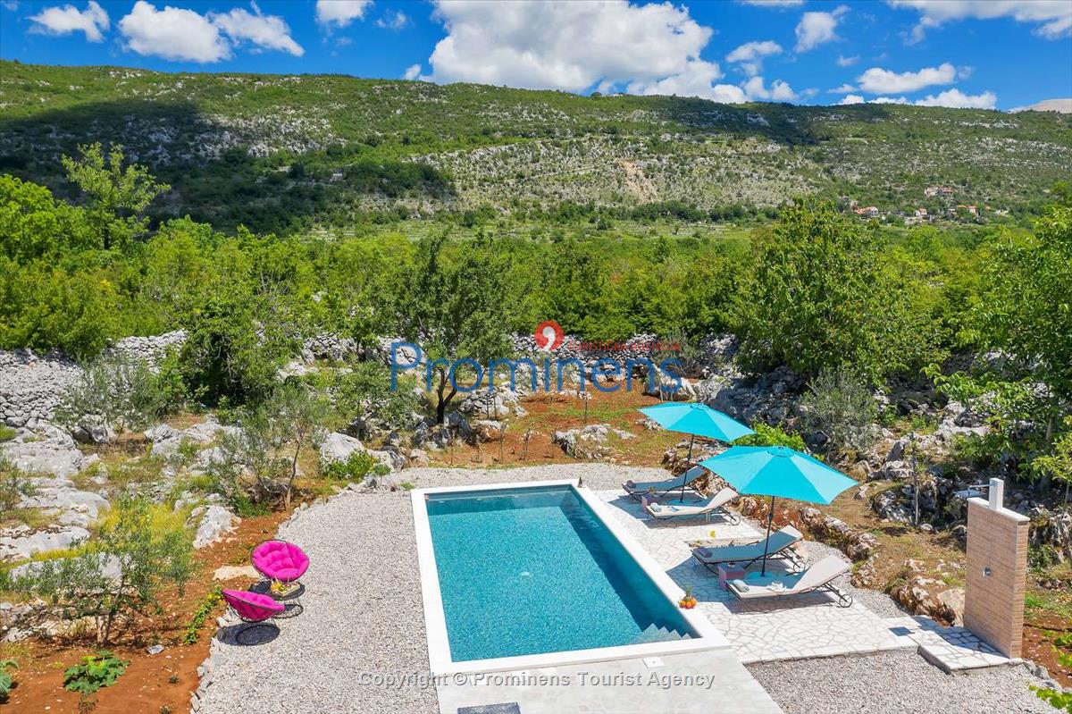 Entspannen Sie in der Ferienvilla Danica an der Makarska Riviera  Urlaub in einer komfortablen  alleinstehenden Villa mit privatem Pool 