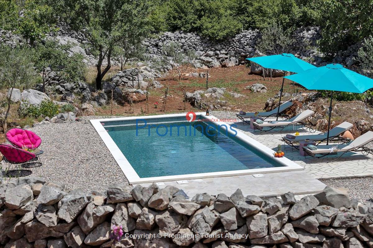 Entspannen Sie in der Ferienvilla Danica an der Makarska Riviera  Urlaub in einer komfortablen  alleinstehenden Villa mit privatem Pool 