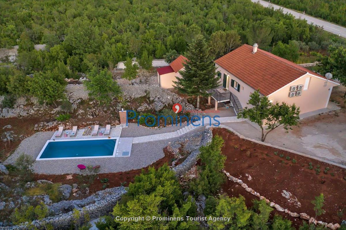 Entspannen Sie in der Ferienvilla Danica an der Makarska Riviera  Urlaub in einer komfortablen  alleinstehenden Villa mit privatem Pool 