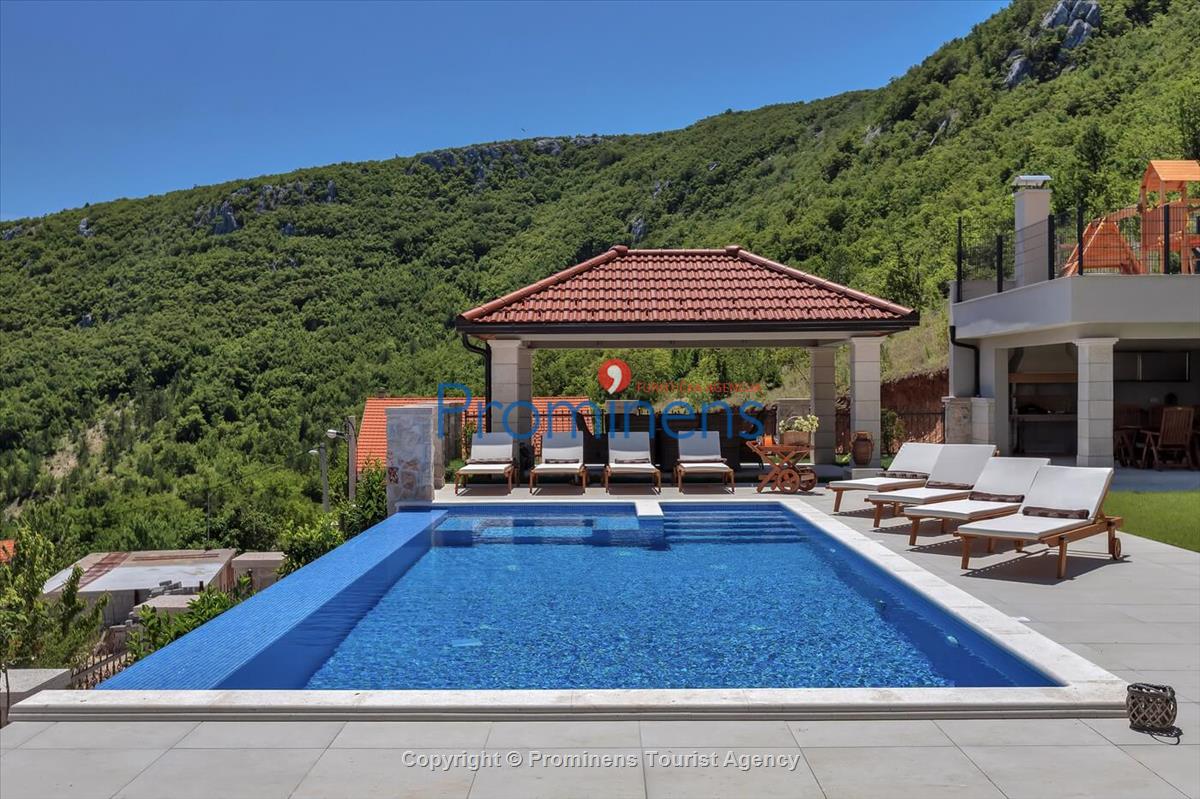 Villa Finca Lazeta sa bazenom na Makarskoj rivijeri