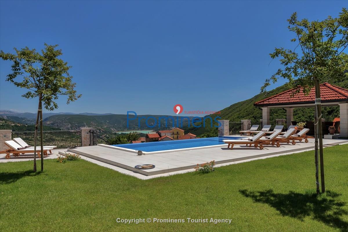 Villa Finca Lazeta sa bazenom na Makarskoj rivijeri