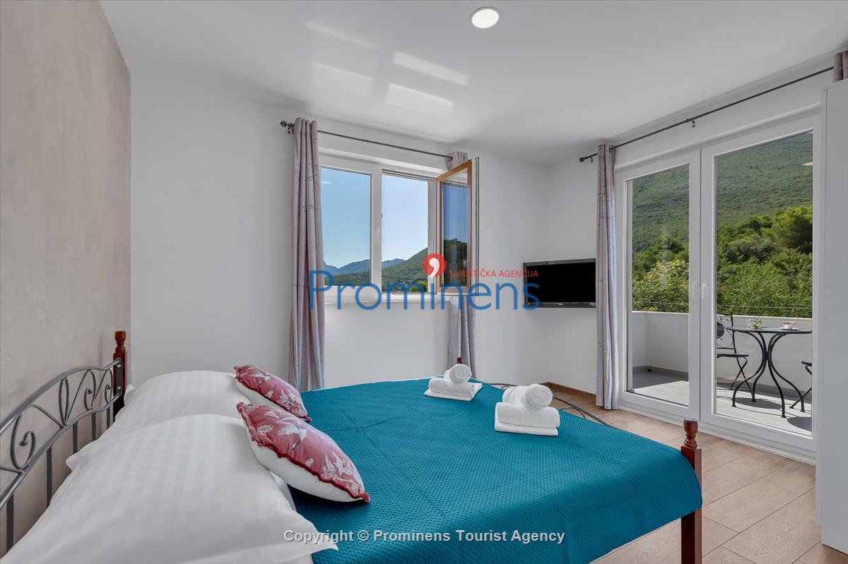 Alleinstehendes Ferienhaus mit Pool und drei Schlafzimmern an der Makarska Riviera. Ideal fuer Familien mit Kindern