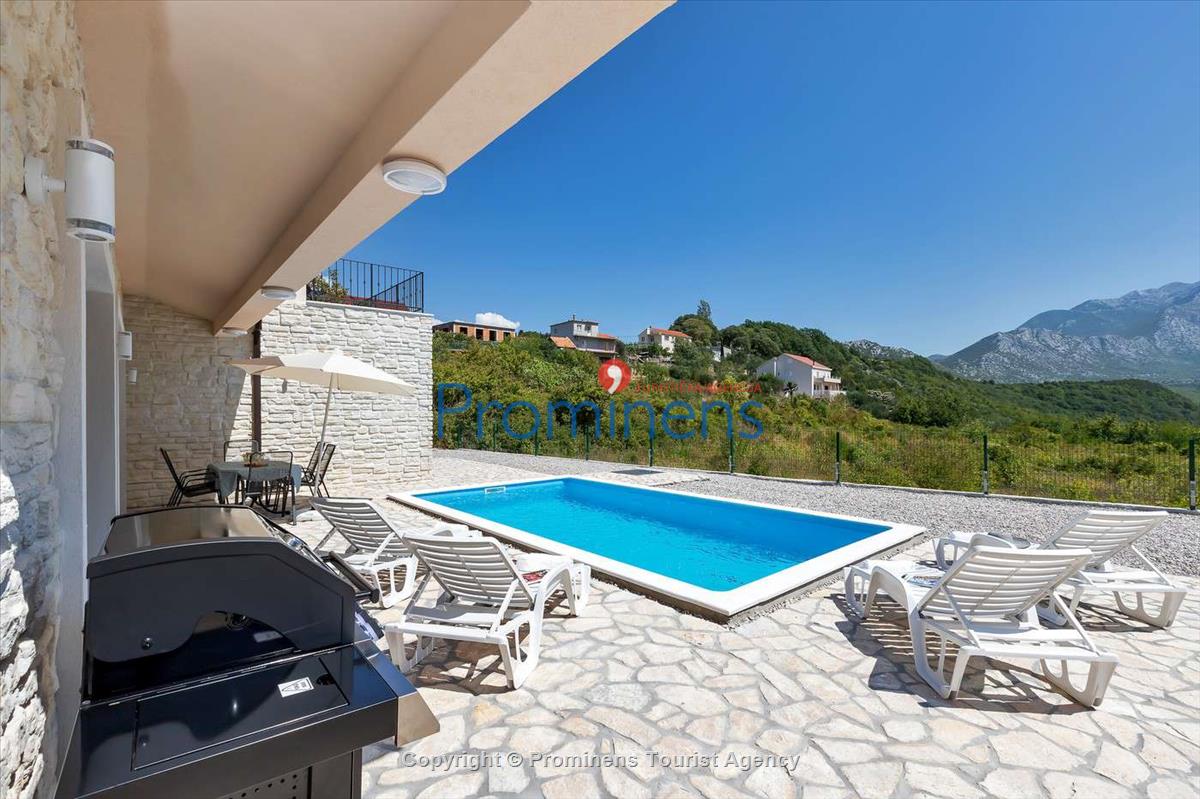 Alleinstehendes Ferienhaus mit Pool und drei Schlafzimmern an der Makarska Riviera. Ideal fuer Familien mit Kindern