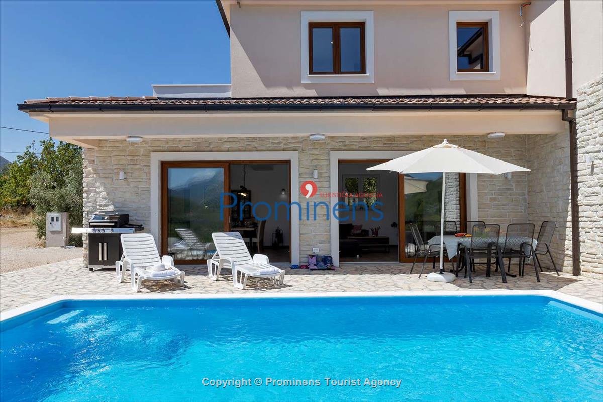 Alleinstehendes Ferienhaus mit Pool und drei Schlafzimmern an der Makarska Riviera. Ideal fuer Familien mit Kindern