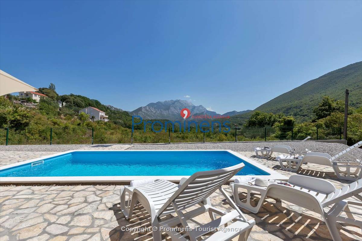 Alleinstehendes Ferienhaus mit Pool und drei Schlafzimmern an der Makarska Riviera. Ideal fuer Familien mit Kindern