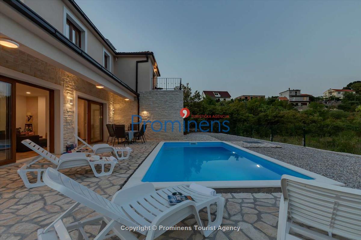 Alleinstehendes Ferienhaus mit Pool und drei Schlafzimmern an der Makarska Riviera. Ideal fuer Familien mit Kindern