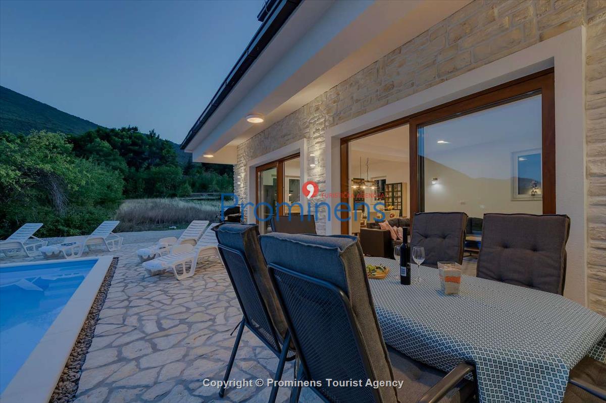 Alleinstehendes Ferienhaus mit Pool und drei Schlafzimmern an der Makarska Riviera. Ideal fuer Familien mit Kindern