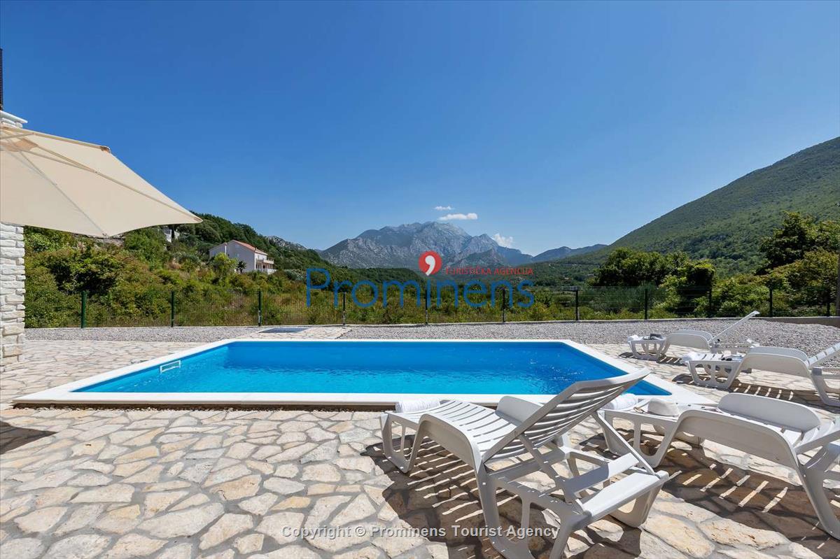 Alleinstehendes Ferienhaus mit Pool und drei Schlafzimmern an der Makarska Riviera. Ideal fuer Familien mit Kindern