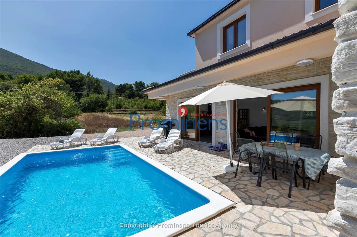 Alleinstehendes Ferienhaus mit Pool und drei Schlafzimmern an der Makarska Riviera. Ideal fuer Familien mit Kindern