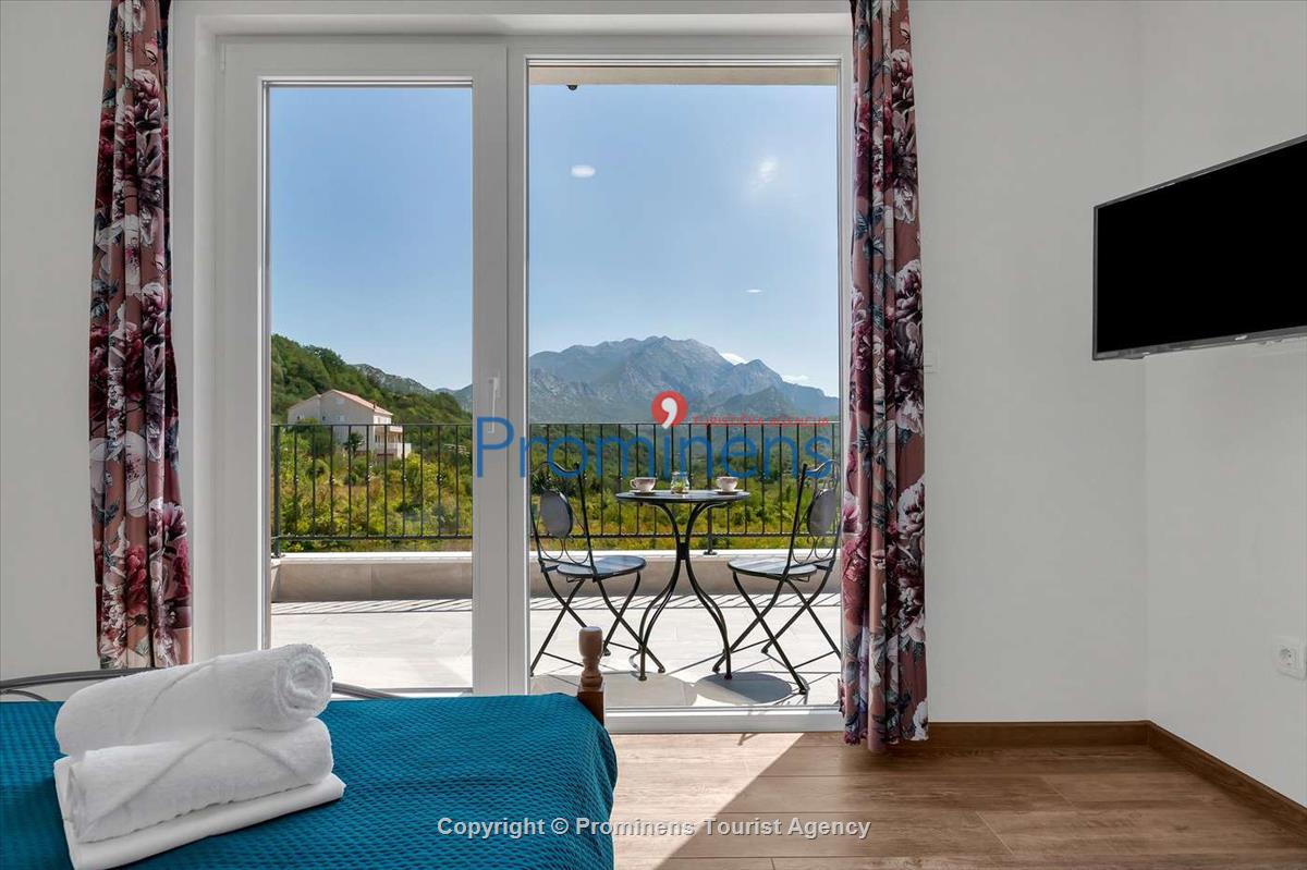 Alleinstehendes Ferienhaus mit Pool und drei Schlafzimmern an der Makarska Riviera. Ideal fuer Familien mit Kindern