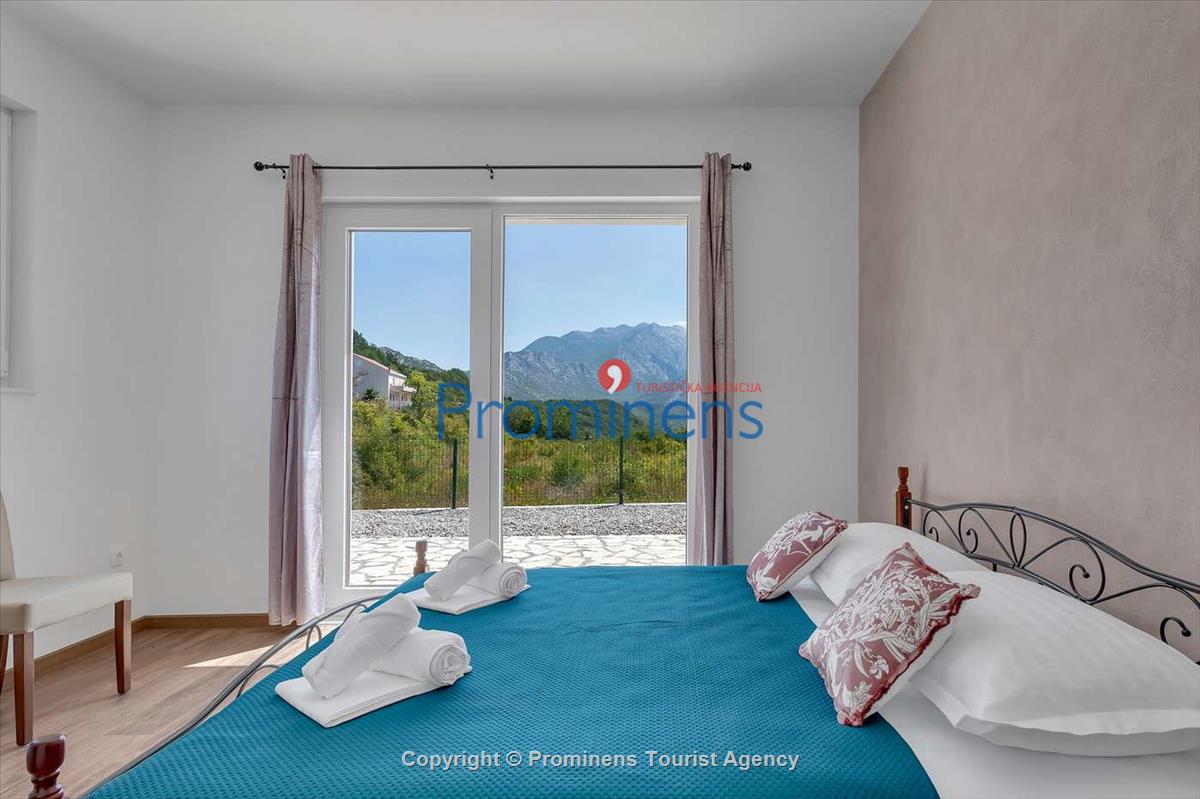 Alleinstehendes Ferienhaus mit Pool und drei Schlafzimmern an der Makarska Riviera. Ideal fuer Familien mit Kindern