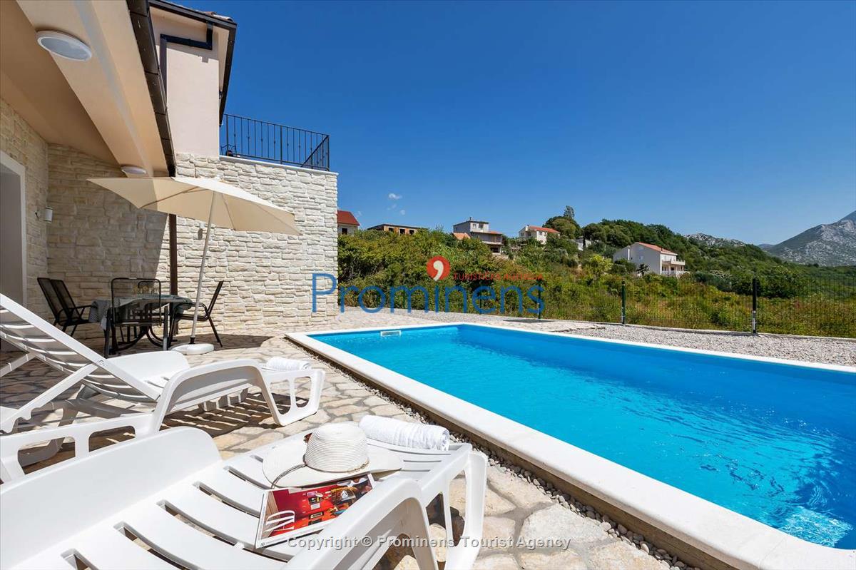 Alleinstehendes Ferienhaus mit Pool und drei Schlafzimmern an der Makarska Riviera. Ideal fuer Familien mit Kindern