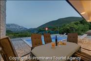 Alleinstehendes Ferienhaus mit Pool und drei Schlafzimmern an der Makarska Riviera. Ideal fuer Familien mit Kindern