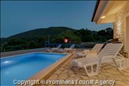 Alleinstehendes Ferienhaus mit Pool und drei Schlafzimmern an der Makarska Riviera. Ideal fuer Familien mit Kindern