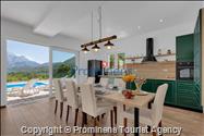 Alleinstehendes Ferienhaus mit Pool und drei Schlafzimmern an der Makarska Riviera. Ideal fuer Familien mit Kindern