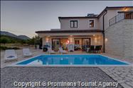 Alleinstehendes Ferienhaus mit Pool und drei Schlafzimmern an der Makarska Riviera. Ideal fuer Familien mit Kindern