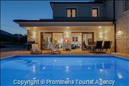 Alleinstehendes Ferienhaus mit Pool und drei Schlafzimmern an der Makarska Riviera. Ideal fuer Familien mit Kindern