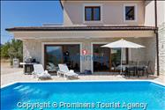 Alleinstehendes Ferienhaus mit Pool und drei Schlafzimmern an der Makarska Riviera. Ideal fuer Familien mit Kindern