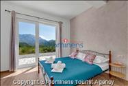 Alleinstehendes Ferienhaus mit Pool und drei Schlafzimmern an der Makarska Riviera. Ideal fuer Familien mit Kindern