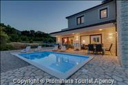 Alleinstehendes Ferienhaus mit Pool und drei Schlafzimmern an der Makarska Riviera. Ideal fuer Familien mit Kindern