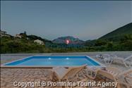 Alleinstehendes Ferienhaus mit Pool und drei Schlafzimmern an der Makarska Riviera. Ideal fuer Familien mit Kindern