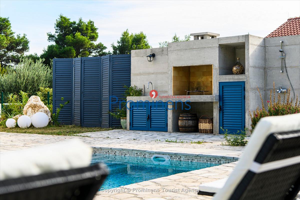 Ruhig gelegenes Ferienhaus mit beheiztem Pool und drei Schlafzimmern an der atemberaubenden Makarska Riviera in Kroatien