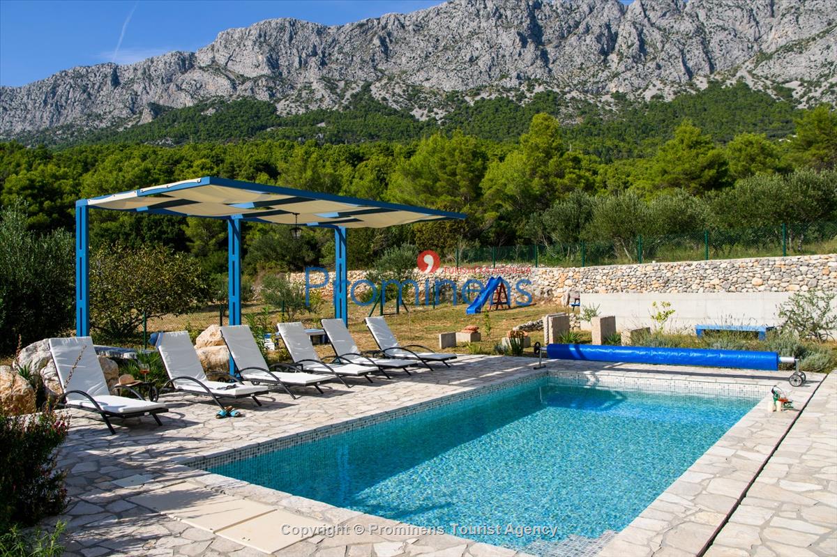 Ruhig gelegenes Ferienhaus mit beheiztem Pool und drei Schlafzimmern an der atemberaubenden Makarska Riviera in Kroatien