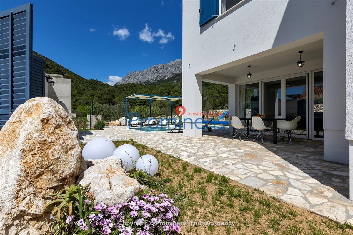 Ruhig gelegenes Ferienhaus mit beheiztem Pool und drei Schlafzimmern an der atemberaubenden Makarska Riviera in Kroatien