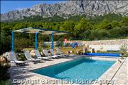 Ruhig gelegenes Ferienhaus mit beheiztem Pool und drei Schlafzimmern an der atemberaubenden Makarska Riviera in Kroatien