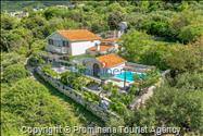 Alleinstehende Villa Kety mit Pool in Makarska, Atemberaubende Natur, Meerblick und beheizter Pool