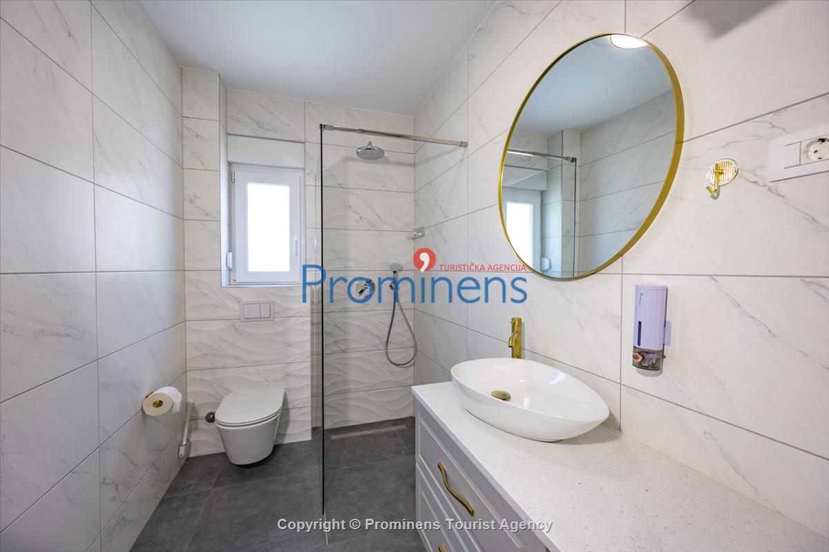 Moderne Ferienwohnung Kotisina mit zwei Schlafzimmern, Balkon und Aufzug in Makarska