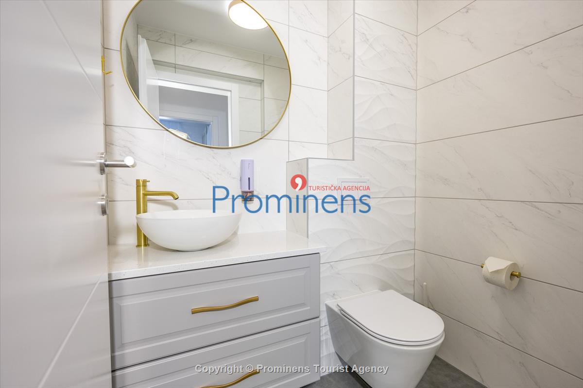 Moderne Ferienwohnung Kotisina mit zwei Schlafzimmern, Balkon und Aufzug in Makarska