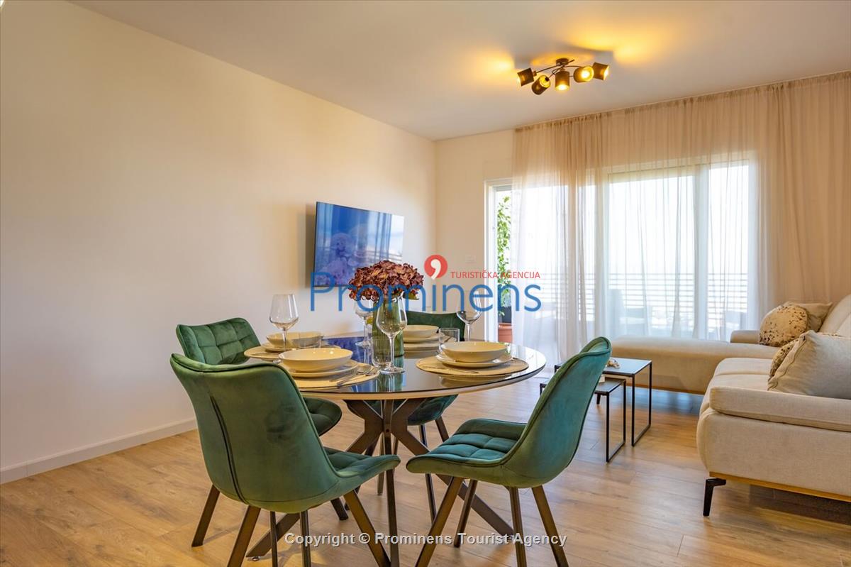Moderne Ferienwohnung Kotisina mit zwei Schlafzimmern, Balkon und Aufzug in Makarska