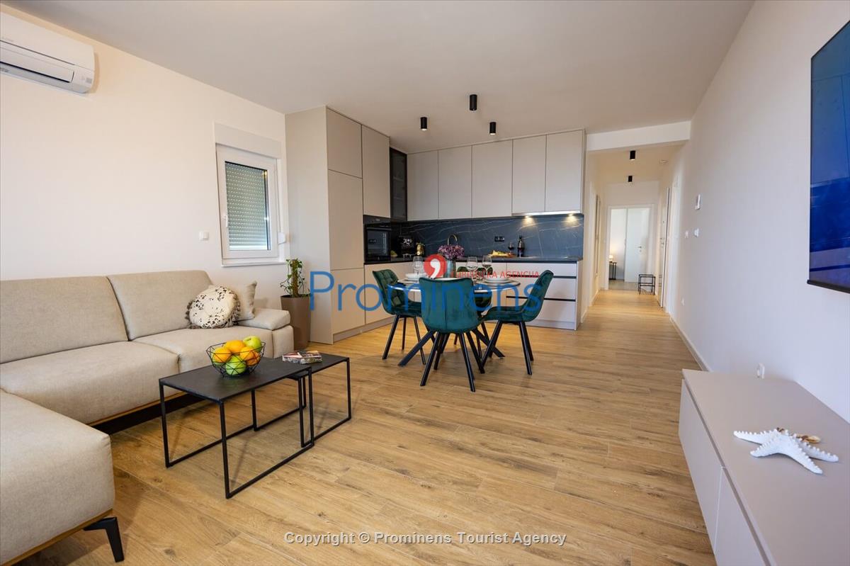 Moderne Ferienwohnung Kotisina mit zwei Schlafzimmern, Balkon und Aufzug in Makarska