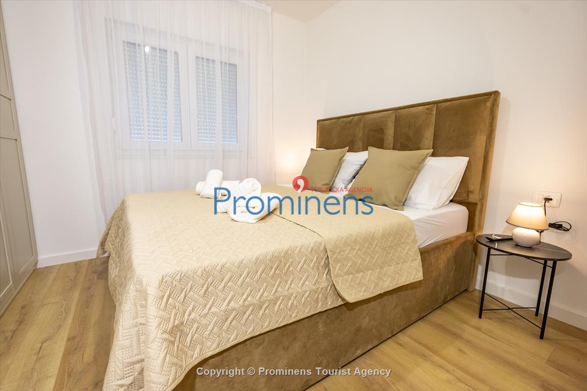 Moderne Ferienwohnung Kotisina mit zwei Schlafzimmern, Balkon und Aufzug in Makarska