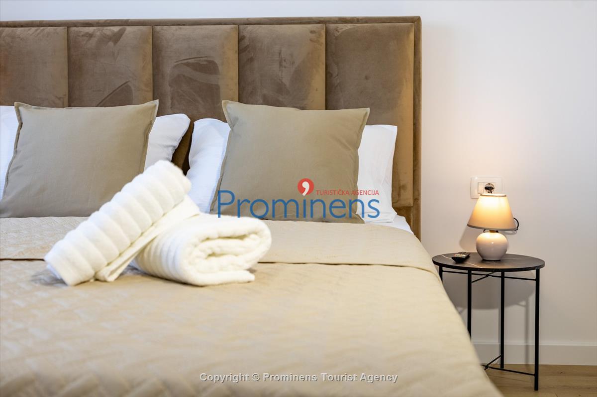 Moderne Ferienwohnung Kotisina mit zwei Schlafzimmern, Balkon und Aufzug in Makarska
