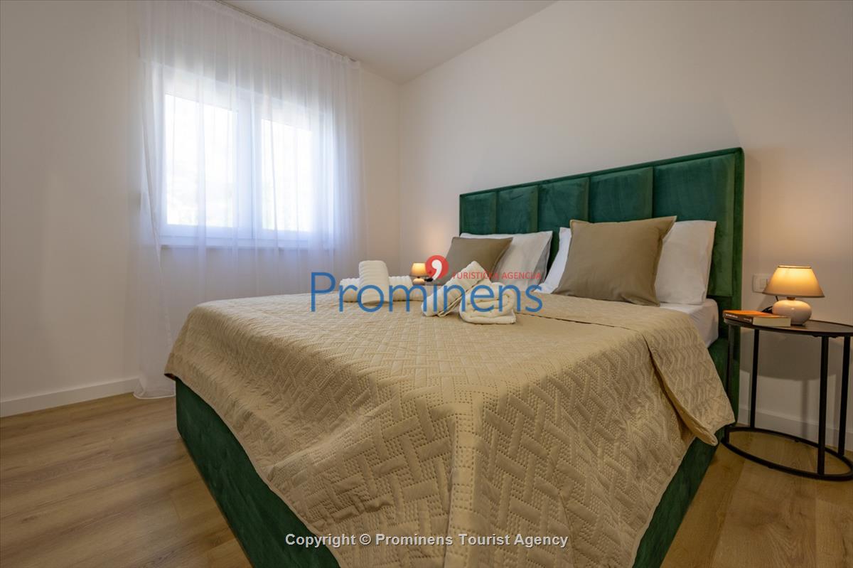 Moderne Ferienwohnung Kotisina mit zwei Schlafzimmern, Balkon und Aufzug in Makarska