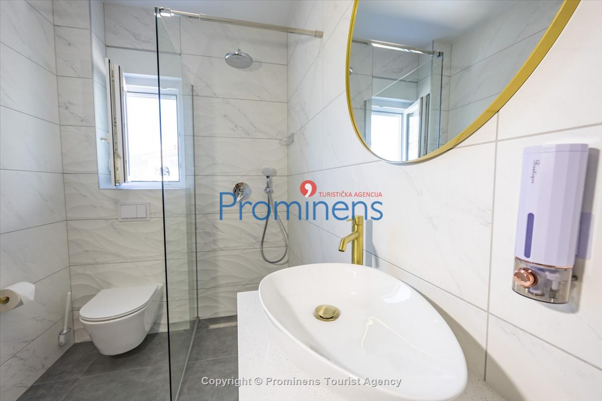Moderne Ferienwohnung Kotisina mit zwei Schlafzimmern, Balkon und Aufzug in Makarska