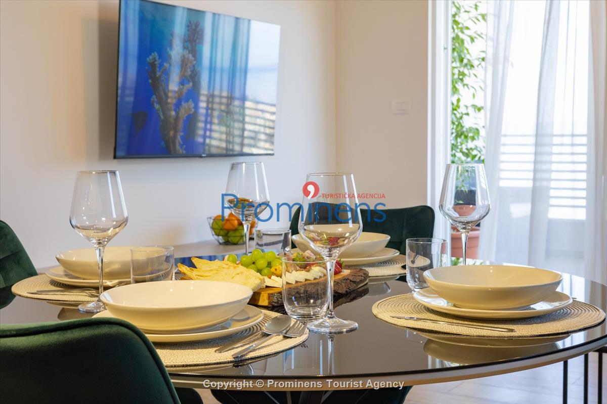 Moderne Ferienwohnung Kotisina mit zwei Schlafzimmern, Balkon und Aufzug in Makarska